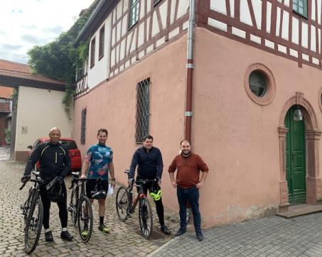Bei der Übergabe der Präsente freuen sich (v. l. n. r.) Edward Franklin, Timo Feimer, Michael Rauschkolb und Ortsbürgermeister Tobias Rohrwick.