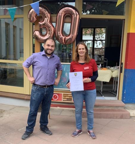 Ortsbürgermeister Tobias Rohrwick gratuliert Nadine Bösing zum 25jährigen Dienstjubiläum.