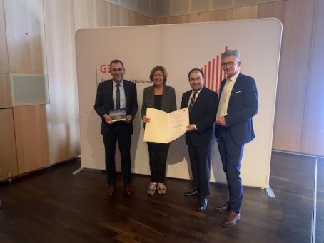 Im Beisein von VG-Bürgermeister Ralph Bothe und Ministerpräsidentin Malu Dreyer erhielt Flörsheim-Dalsheims Ortsbürgermeister Tobias Rohrwick in Ingelheim die Auszeichnung „Kommune schafft Zukunft“ aus den Händen des GStB-Vorsitzenden Ralph Spiegler (v.l.)