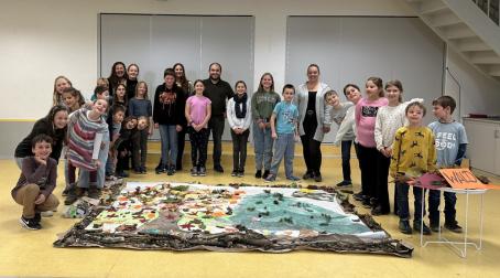 Kinder und Betreuerteam beim gemeinsamen Abschluss im Bürgerhaus Flörsheim-Dalsheim.