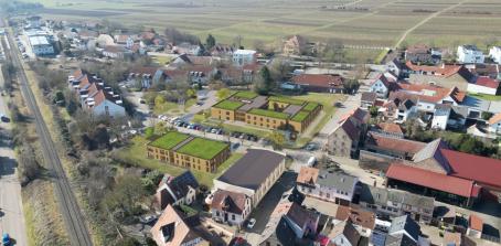 Die beiden geplanten Neubauten sollen auf den aktuell vorhandenen Freiflächen in der Philipp-Merkel-Straße entstehen. Die direkt an der Straße gelegene ehem. Merkel’sche Fabrikhalle soll in diesem Rahmen saniert und revitalisiert werden.