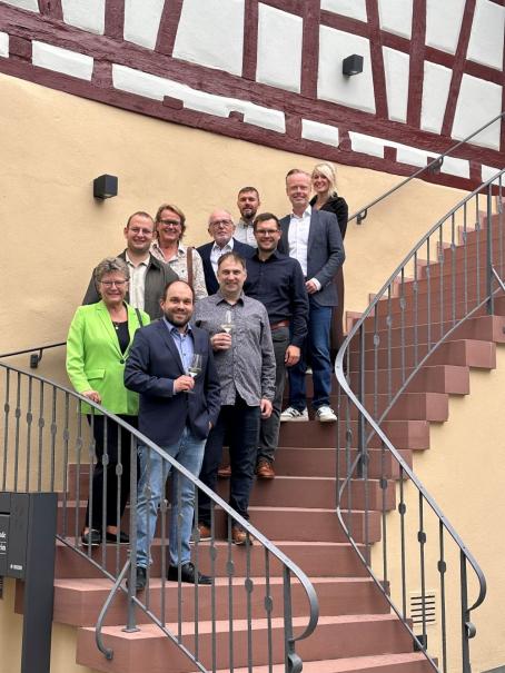 Gemeinsam freuen sich Vertreterinnen und Vertreter aus Ortsgemeinde, Politik und Planung über die gelungene Sanierung und Wiedereröffnung des historischen Rathauses in Nieder-Flörsheim.
